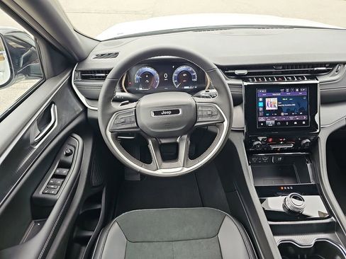 New 2025 Jeep Grand Cherokee Altitude image 16