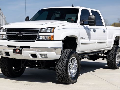 Used 2006 Chevrolet Silverado 2500 LT w/ Heavy-Duty Power Package image 8