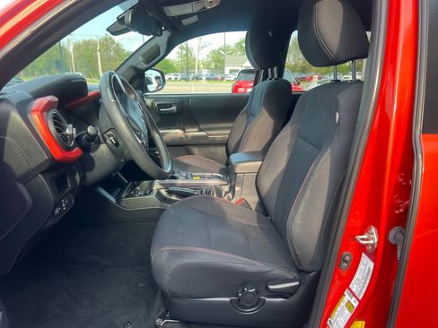 Used 2018 Toyota Tacoma TRD Sport AWD/4WD image 6