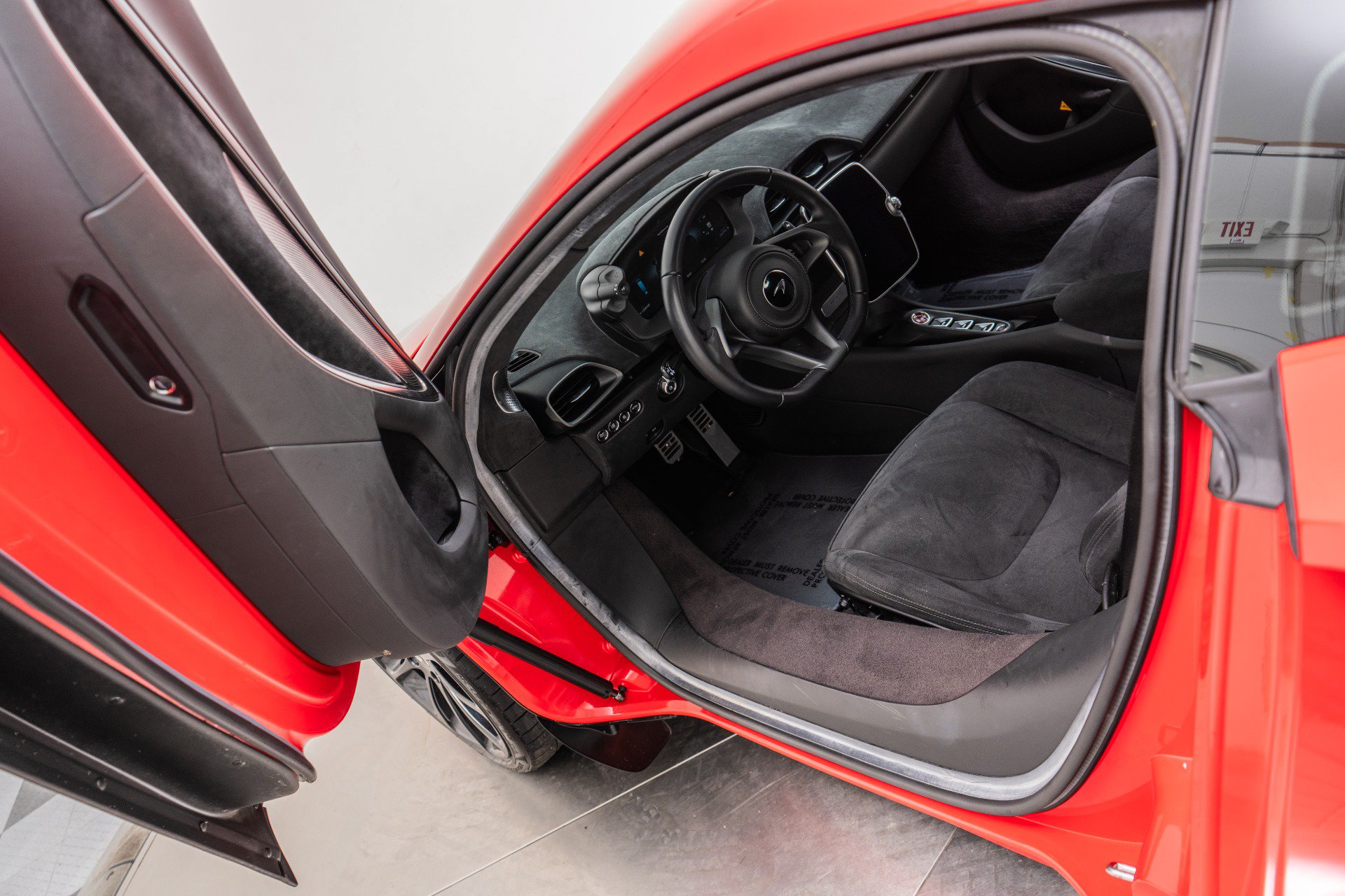 Used 2023 McLaren Artura RWD image 21