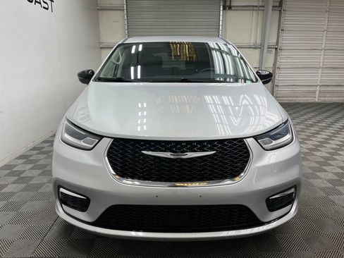 Used 2024 Chrysler Pacifica Touring-L FWD image 9