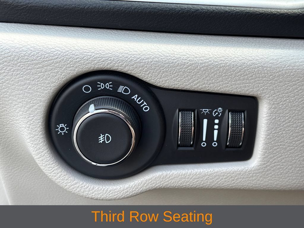 Used 2024 Chrysler Pacifica Touring-L FWD image 10