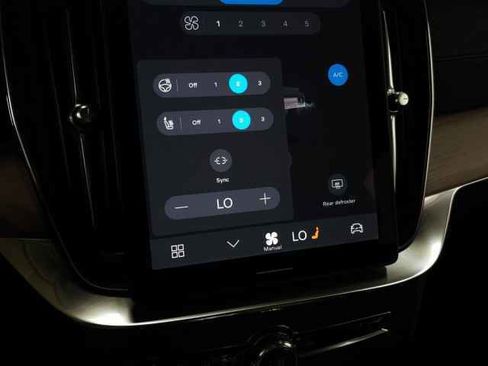 Certified 2025 Volvo XC90 B6 Plus image 33