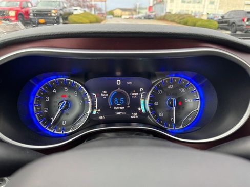 Used 2017 Chrysler Pacifica Limited image 27