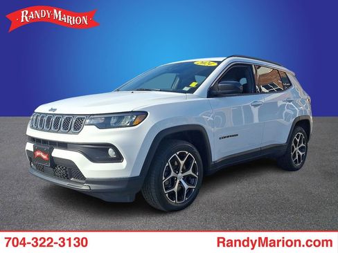 Used 2024 Jeep Compass Latitude image 1