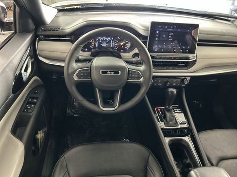 Used 2025 Jeep Compass Limited image 21