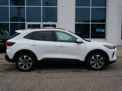 Used 2023 Ford Escape Platinum image 2