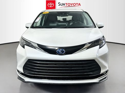 Used 2024 Toyota Sienna XLE FWD image 10