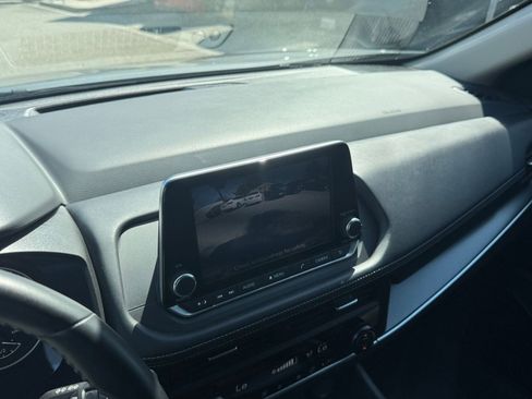 Used 2025 Nissan Rogue SV FWD image 25
