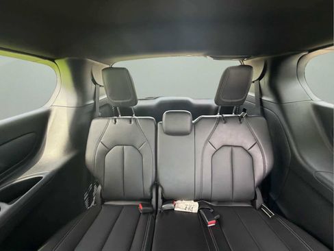 Used 2025 Chrysler Pacifica Select FWD image 19