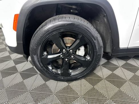 Certified 2023 Jeep Grand Cherokee Limited w/ Black Appearance Package AWD/4WD image 35