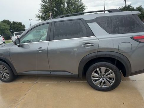 Used 2025 Nissan Pathfinder SV FWD image 5
