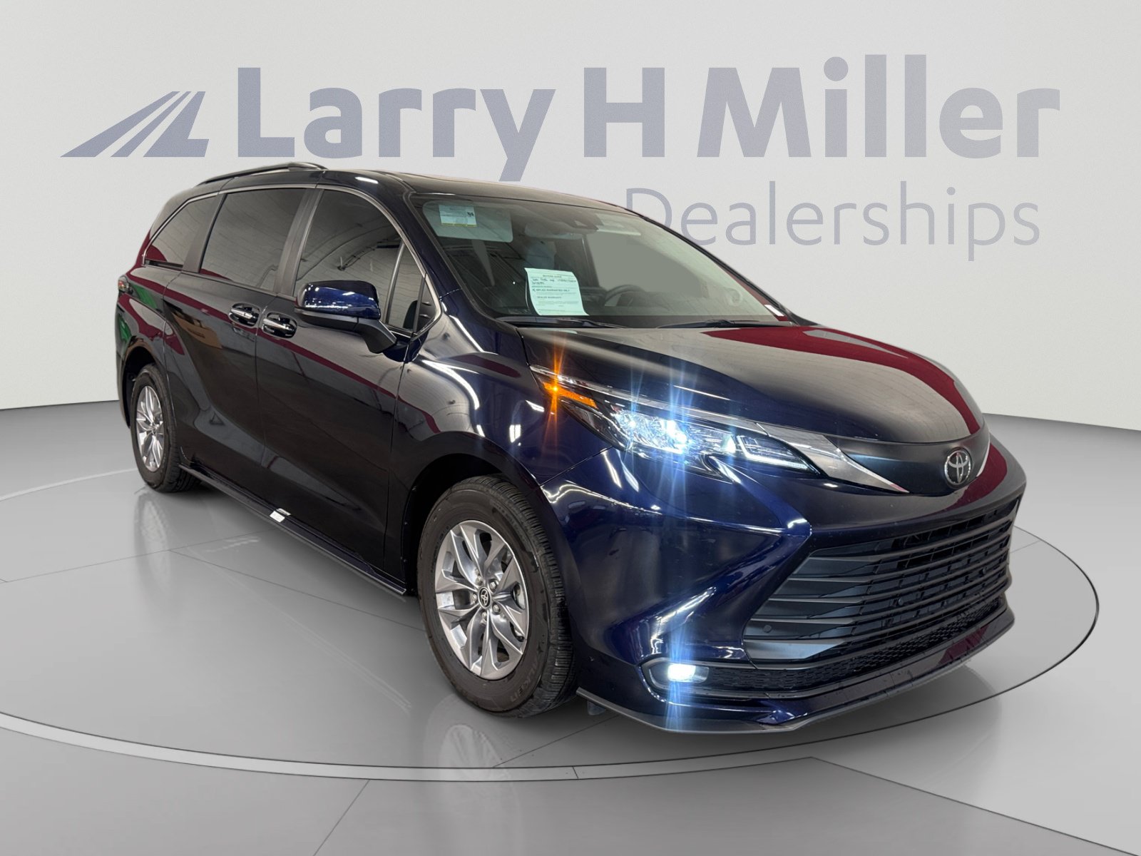Certified 2026 Toyota Sienna XLE FWD image 7