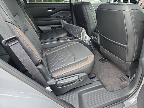 New 2026 Nissan Pathfinder Platinum FWD image 15