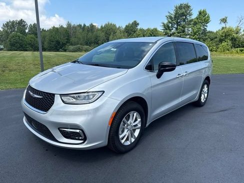 New 2026 Chrysler Pacifica Select AWD/4WD image 1