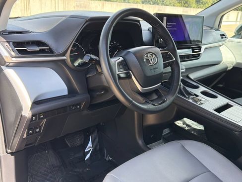 Used 2025 Toyota Sienna XLE FWD image 19
