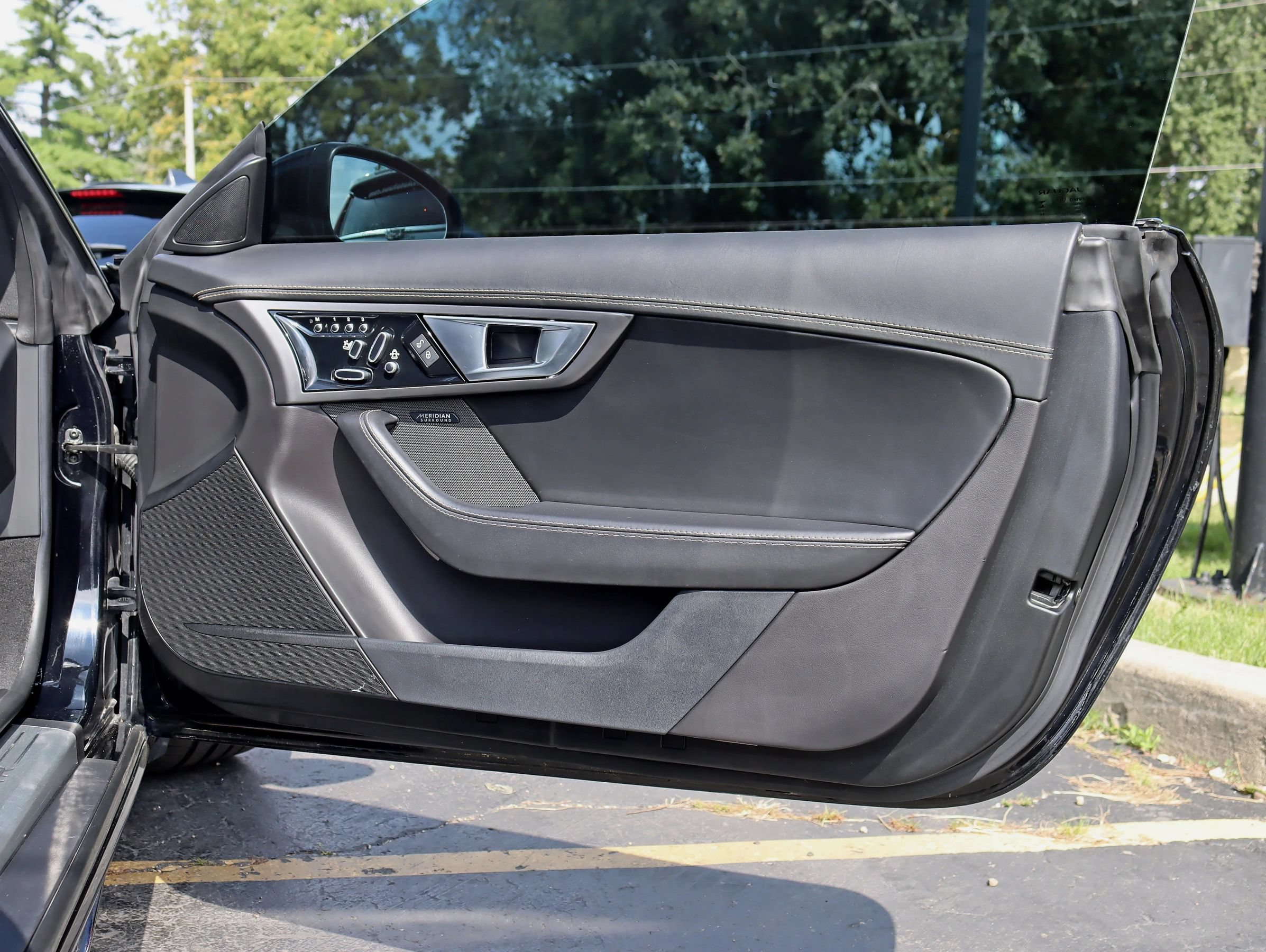 Used 2015 Jaguar F-TYPE R RWD image 31