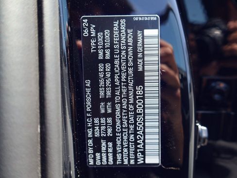 Certified 2025 Porsche Macan w/ Premium Package Plus AWD/4WD image 28