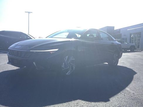 New 2025 Hyundai Elantra Limited image 3