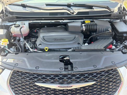 Used 2023 Chrysler Pacifica Touring-L FWD image 28