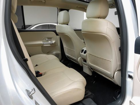 Used 2023 Mercedes-Benz GLB 250 w/ Premium Package image 36