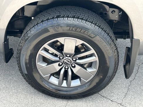 Used 2025 Nissan Frontier SV w/ SV Convenience Package RWD image 18
