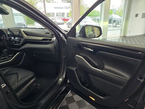 Used 2024 Toyota Highlander XLE AWD/4WD image 44