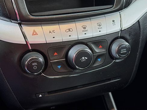 Used 2019 Dodge Journey SE image 16