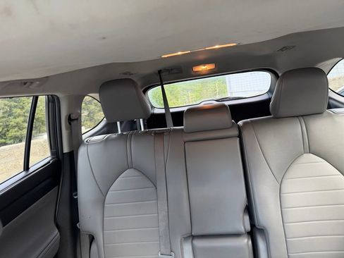 Used 2022 Toyota Highlander XLE AWD/4WD image 19