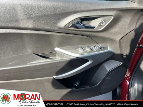 Used 2025 Chevrolet Trax RS FWD image 16