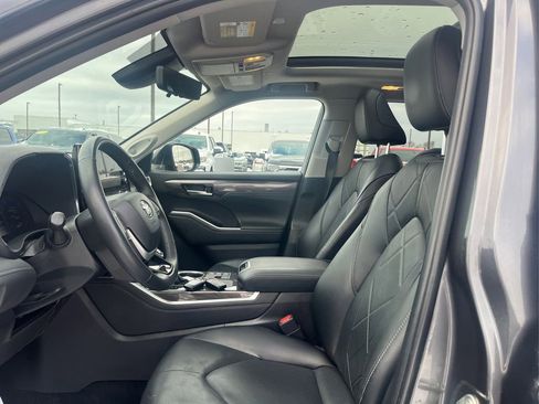 Used 2024 Toyota Highlander Platinum image 20