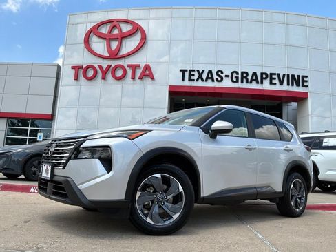 Used 2025 Nissan Rogue SV FWD image 2