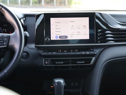 Used 2025 Toyota Camry SE FWD image 25