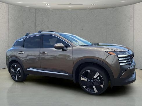 Used 2025 Nissan Kicks SR w/ SR Premium Package FWD image 3