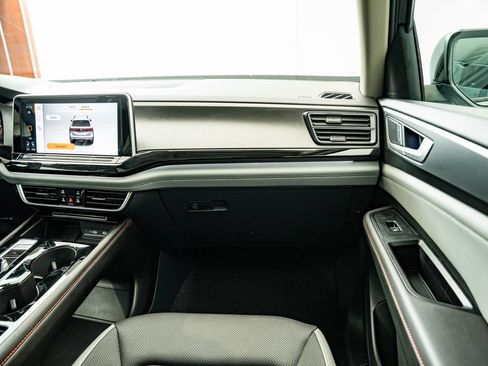 Used 2025 Volkswagen Atlas Peak Edition SE AWD/4WD image 50