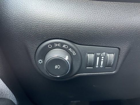 Used 2024 Jeep Compass Latitude image 24