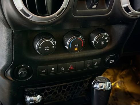 Used 2015 Jeep Wrangler Unlimited Rubicon w/ Connectivity Group AWD/4WD image 15
