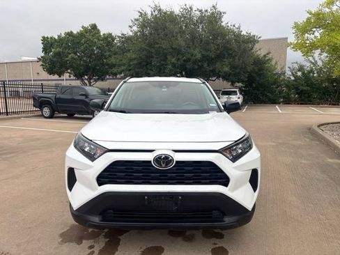 Used 2020 Toyota RAV4 LE FWD image 2