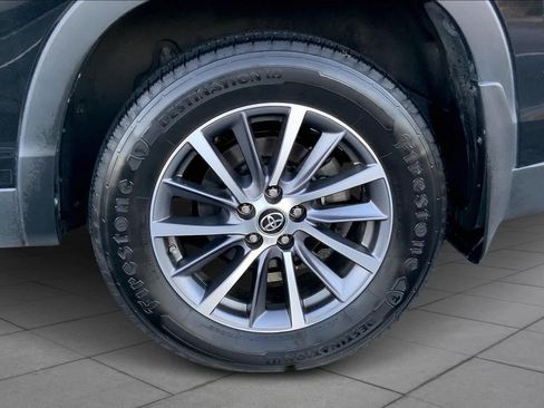 Used 2019 Toyota Highlander XLE AWD/4WD image 11