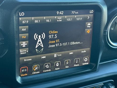 Used 2020 Jeep Gladiator Overland image 17