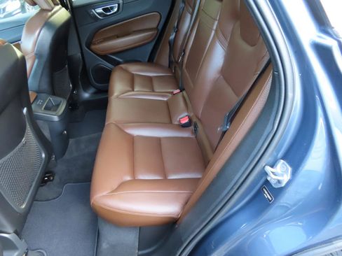 Used 2019 Volvo XC60 T5 Momentum w/ Premium Package AWD/4WD image 12
