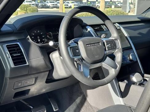 Used 2025 Land Rover Discovery Dynamic SE AWD/4WD image 3