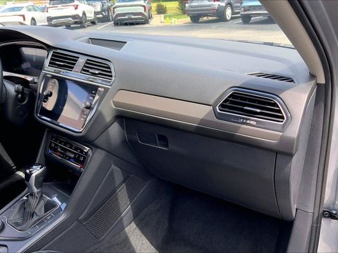 Used 2024 Volkswagen Tiguan SE AWD/4WD image 12