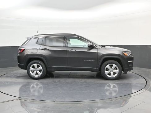 Used 2021 Jeep Compass Latitude w/ Sun and Sound Group AWD/4WD image 9
