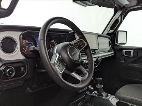 Used 2025 Jeep Wrangler Unlimited Sahara AWD/4WD image 23