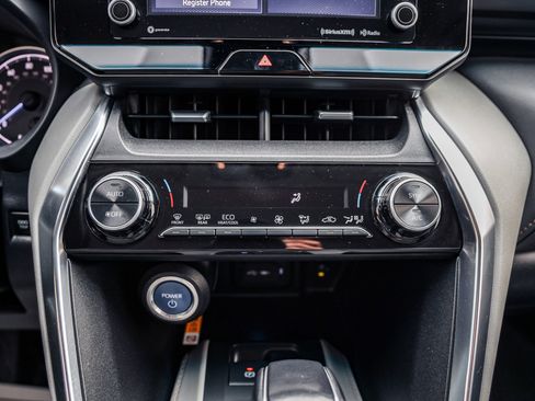 Used 2021 Toyota Venza LE image 17