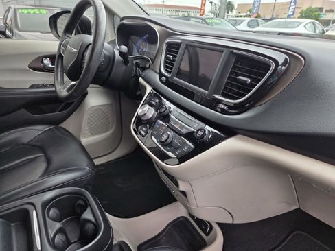 Used 2020 Chrysler Voyager Lxi image 15