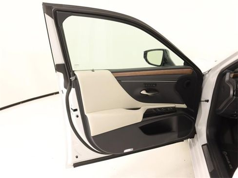 New 2025 Lexus ES 300h 300h image 10