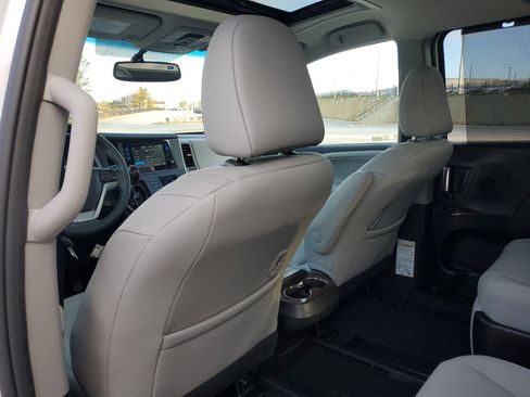 Certified 2017 Toyota Sienna XLE image 12