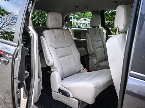 Used 2018 Dodge Grand Caravan SE w/ UConnect Hands-Free Group FWD image 17